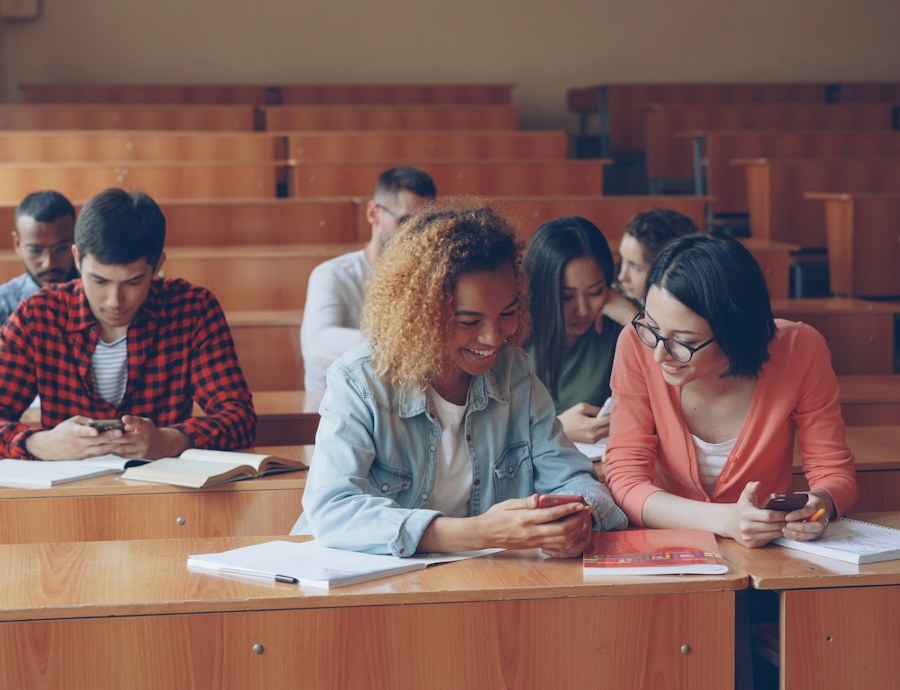 Des étudiants consultent leurs téléphones dans un environnement d’apprentissage.