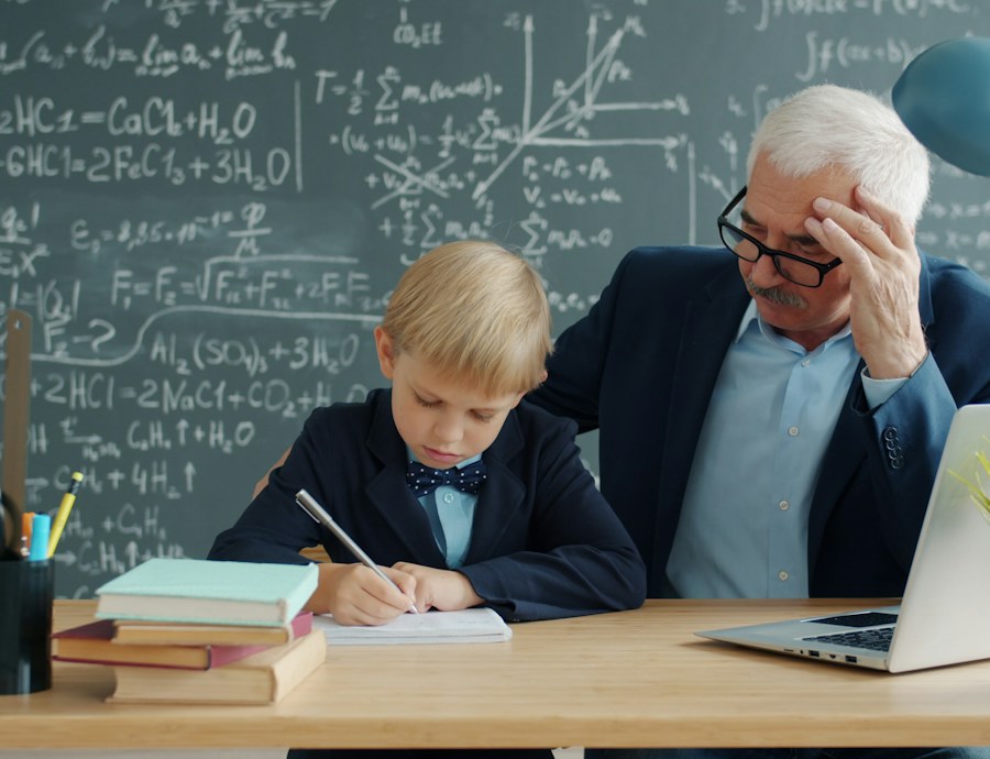 Un enseignant accompagne un élève dans ses exercices de mathématiques.